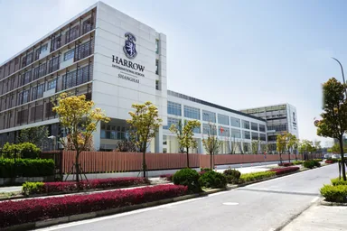 Edifici del campus e campo sportivo di Harrow International School Shanghai