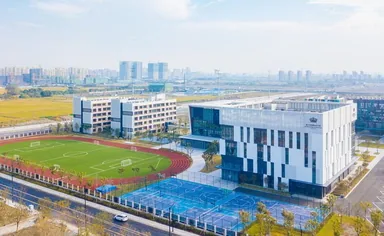 Edifici del campus e campo da gioco di Léman International School Chengdu