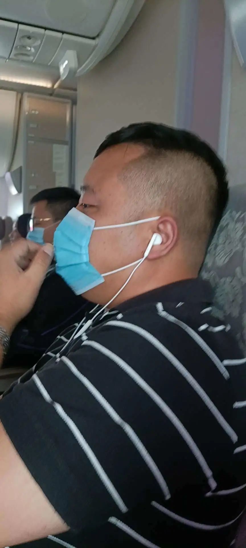 I Don't Want To Sit Next To This Foreigner | 我不想坐在这个老外旁边